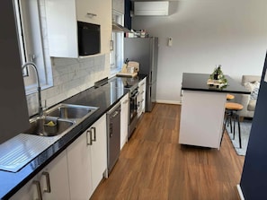 Een microgolfoven, een oven, een kookplaat, een vaatwasser