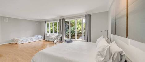 4 bedrooms, iron/ironing board, free WiFi, bed sheets