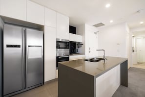 Réfrigérateur, four à micro-ondes, un four, surface de cuisson