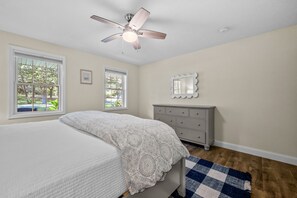4 bedrooms, desk, free WiFi
