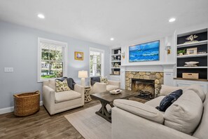 Smart TV, fireplace - South Street Retreat: Luxury Cape Cod Escape (Harwich Port)