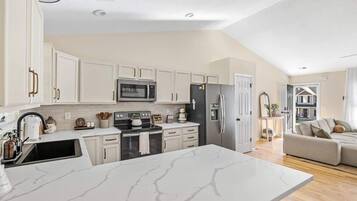 Coffee/tea maker, fridge, microwave, oven