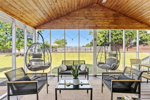 Luxury Getaway with huge, fully fenced yard, Pool & Porch in Greer SC