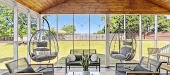 Luxury Getaway with huge, fully fenced yard, Pool & Porch in Greer SC