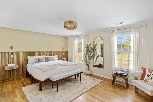 Luxury Getaway with huge, fully fenced yard, Pool & Porch in Greer SC