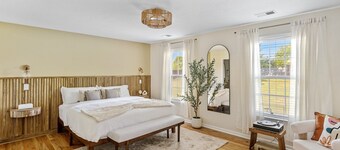 Luxury Getaway with huge, fully fenced yard, Pool & Porch in Greer SC