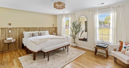 Luxury Getaway with huge, fully fenced yard, Pool & Porch in Greer SC