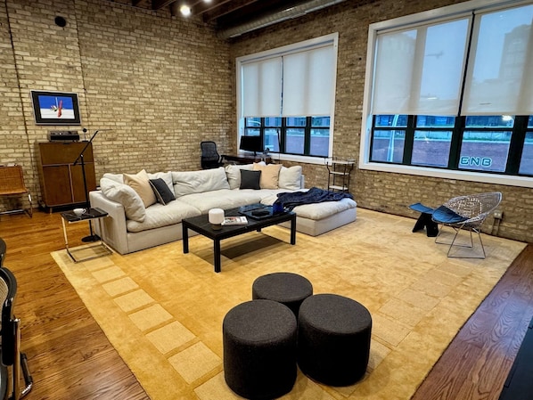 Téléviseur connecté, chaîne audio, écran d’ordinateur