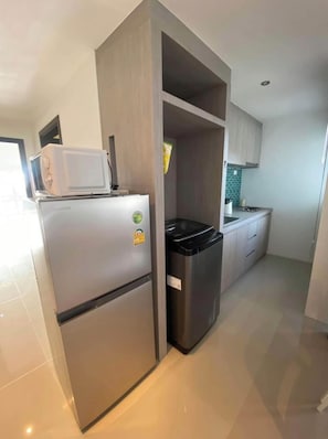 Refrigerador, microondas, tostadora y utensilios de cocina 