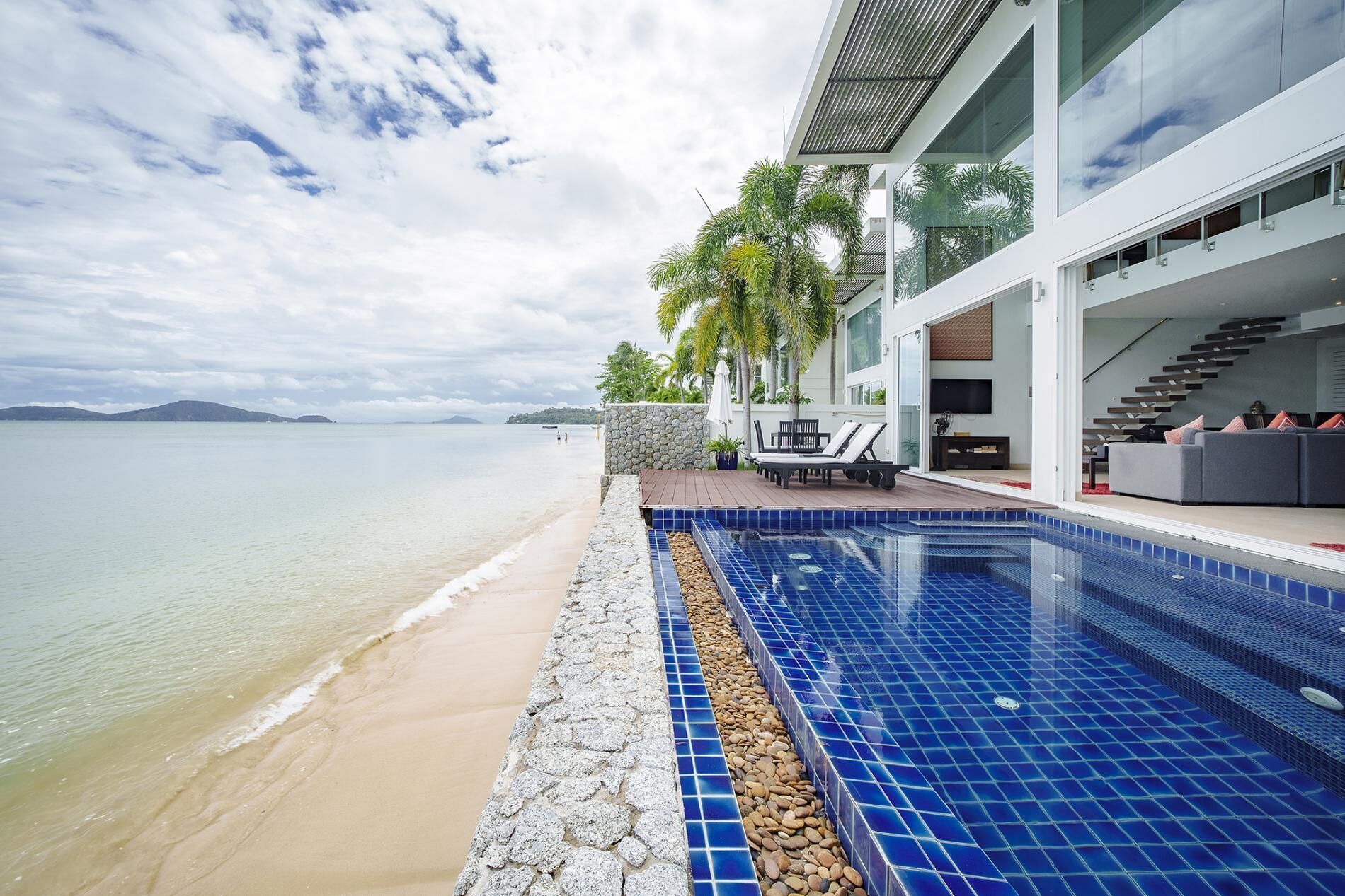 Raya Villa, 2 Bed Beachfront Villa Private Pool (7298)