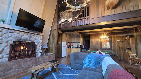 TV, fireplace - Mountain Retreat ~ Hot Tub ~ Pool Table ~ 5 bed/4bath - 17 pple! (Ruidoso)
