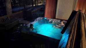 Outdoor spa tub - Mountain Retreat ~ Hot Tub ~ Pool Table ~ 5 bed/4bath - 17 pple! (Ruidoso)
