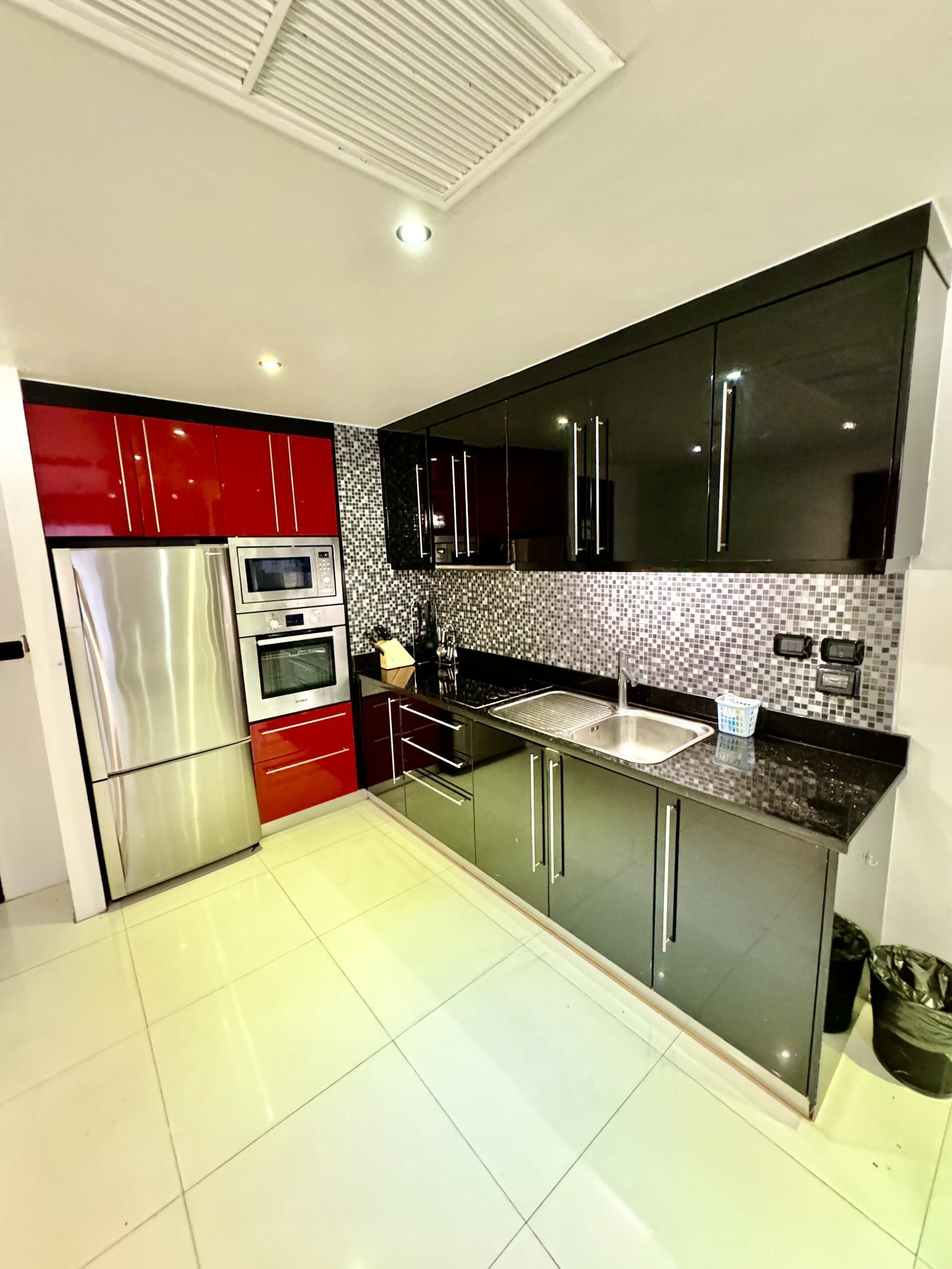 Kylskåp, mikrovågsugn, spishäll och brödrost