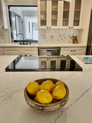 Mikrowelle, Ofen, Herdplatte, Geschirrspüler