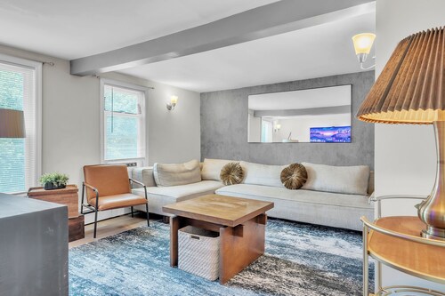 4-bedroom house outdoor movies in Norwich and 13 minutes to Mohegan and Foxwoods