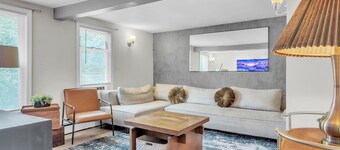 4-bedroom house outdoor movies in Norwich and 13 minutes to Mohegan and Foxwoods