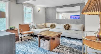 4-bedroom house outdoor movies in Norwich and 13 minutes to Mohegan and Foxwoods