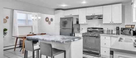 Frigorifero, microonde, forno, piano cottura