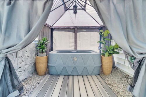 4-bedroom house in Norwich with Hot tub and 13 minutes to Mohegan and Foxwoods