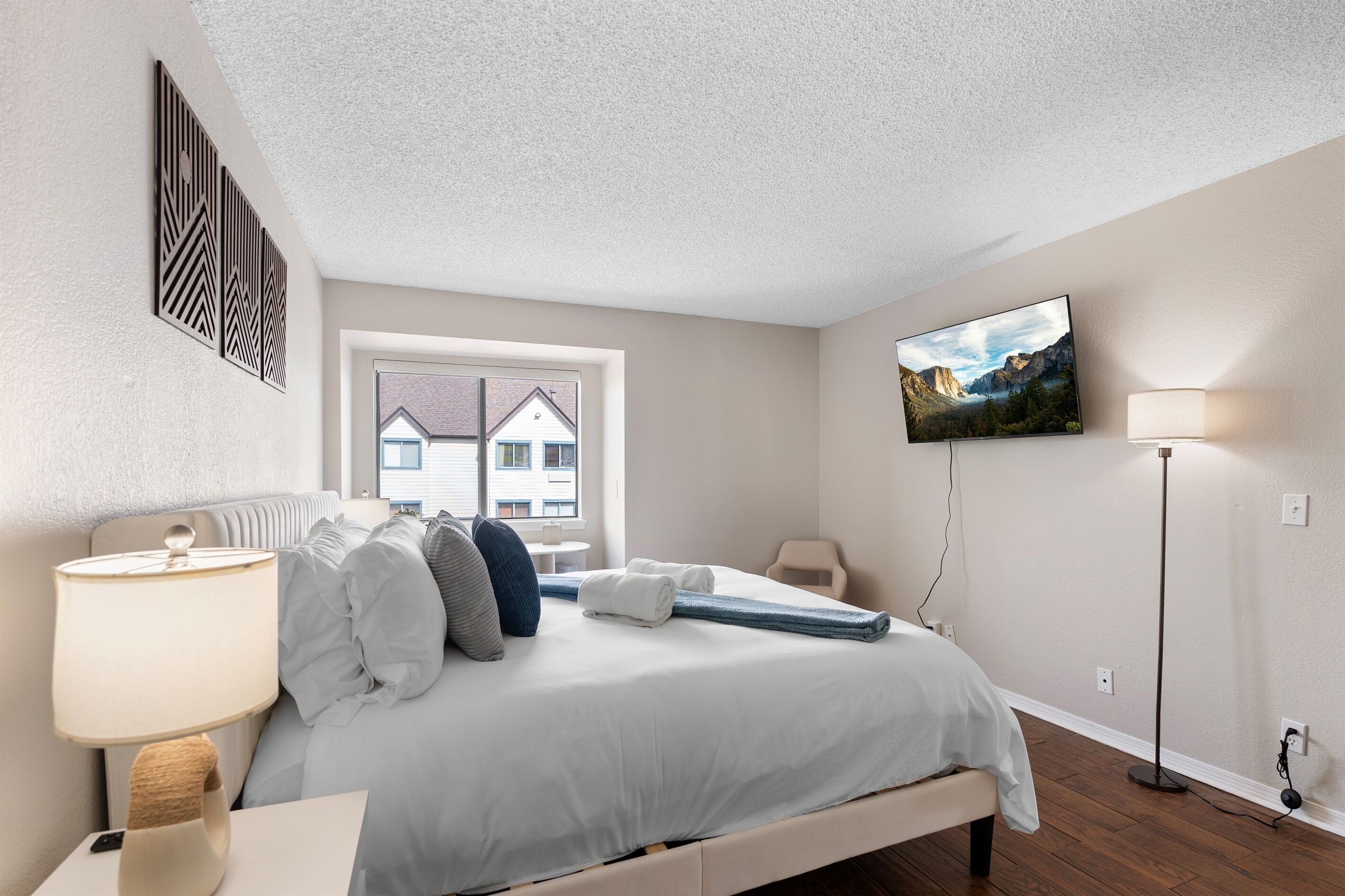 2 bedrooms, desk, iron/ironing board, travel crib