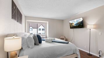 2 bedrooms, desk, iron/ironing board, travel crib