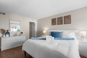 2 habitaciones, escritorio y tabla de planchar con plancha 