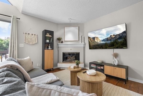 Smart TV, chimenea y oficina 