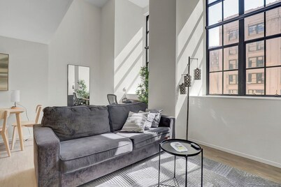 Chic 1-bed loft in downtown ~ Playhouse Square ~ Gym, Rooftop, Washer/Dryer