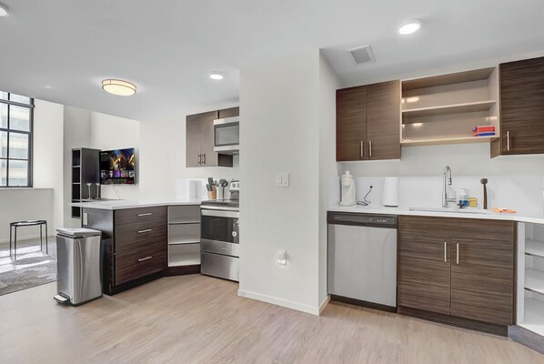 ثلاجة، ميكروويف، فرن، موقد طهي مسطح