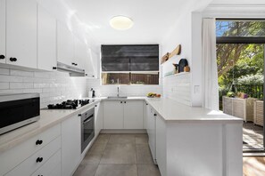 Ovn, kokeplater, oppvaskmaskin og kjøkkenutstyr