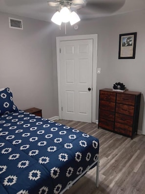 3 dormitorios, tabla de planchar con plancha, Internet y ropa de cama