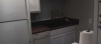 Cozy 2 BR downstairs duplex with AC Near Ocean Drive,Downtown Corpus Christi