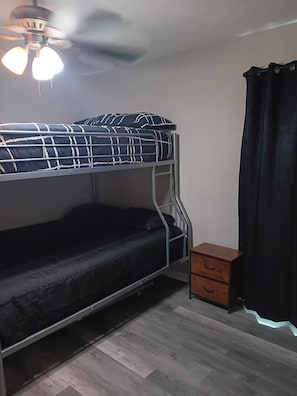3 habitaciones, tabla de planchar con plancha, internet y ropa de cama