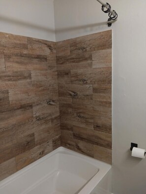 Secadora de cabello, toallas, jabón, papel de baño