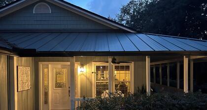 Woodsy 3-bedroom retreat on 600 acre nature preserve in Jacksonville near beach