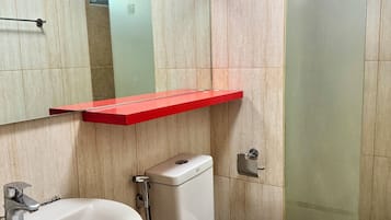 Dutxa, assecador de cabells, bidet i tovalloles