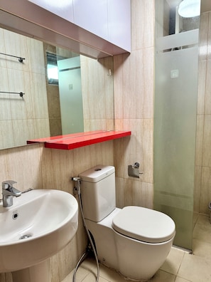 Dusche, Haartrockner, Bidet, Handtücher