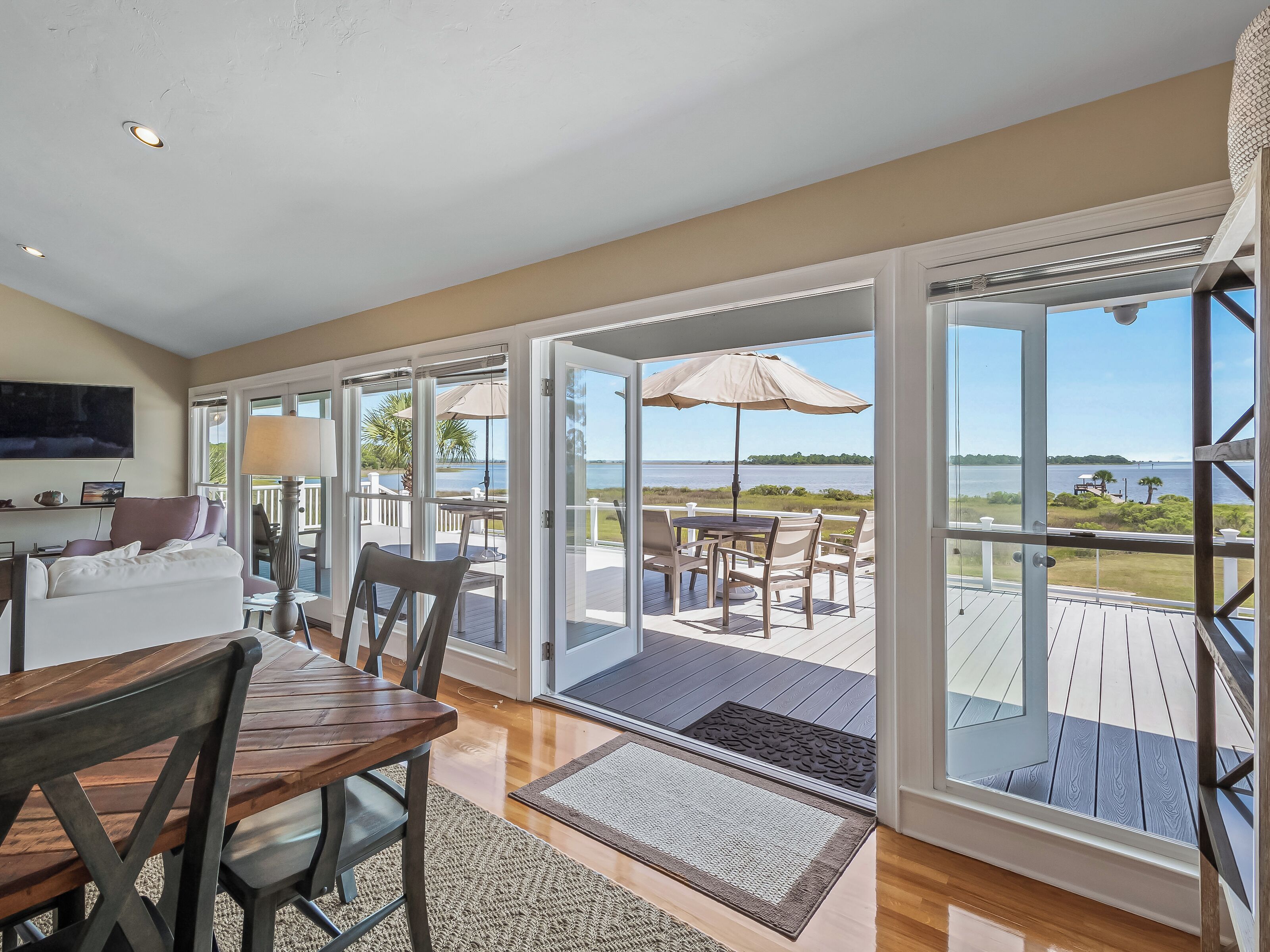 Televisie en een open haard