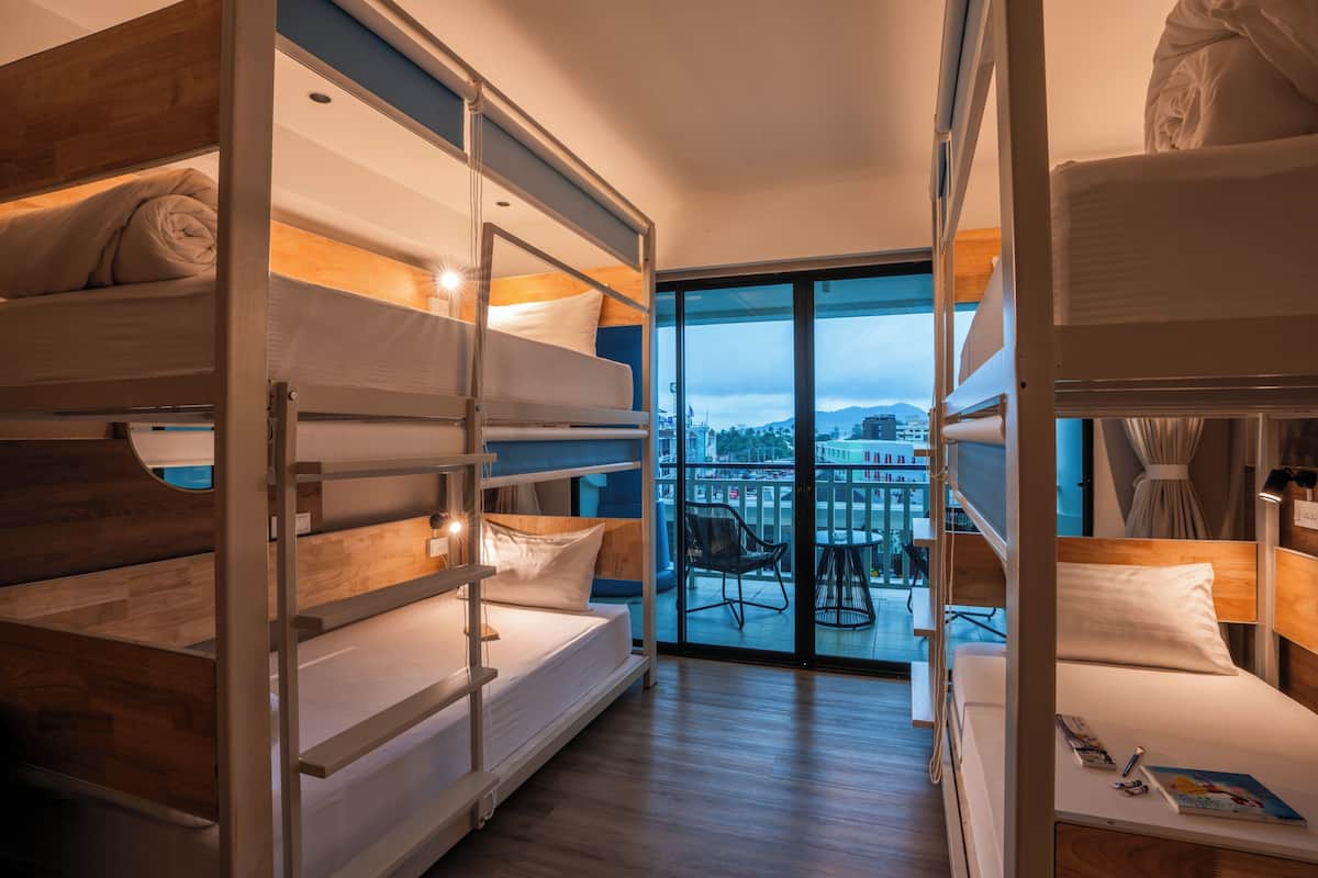 Deluxe 8 Bed Mixed Dorm (Pool View) | 免費 Wi-Fi、床單