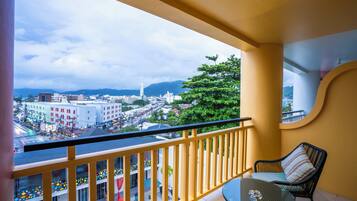 Deluxe Double Room (City View) | Balcony