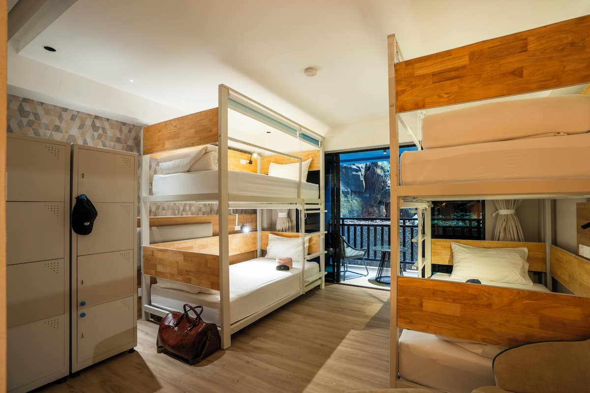 Deluxe 10 Bed Dorm Room (with Balcony) | 免費 Wi-Fi、床單