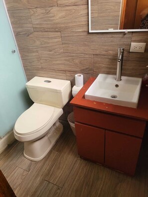 Toallas, jabón, papel de baño 