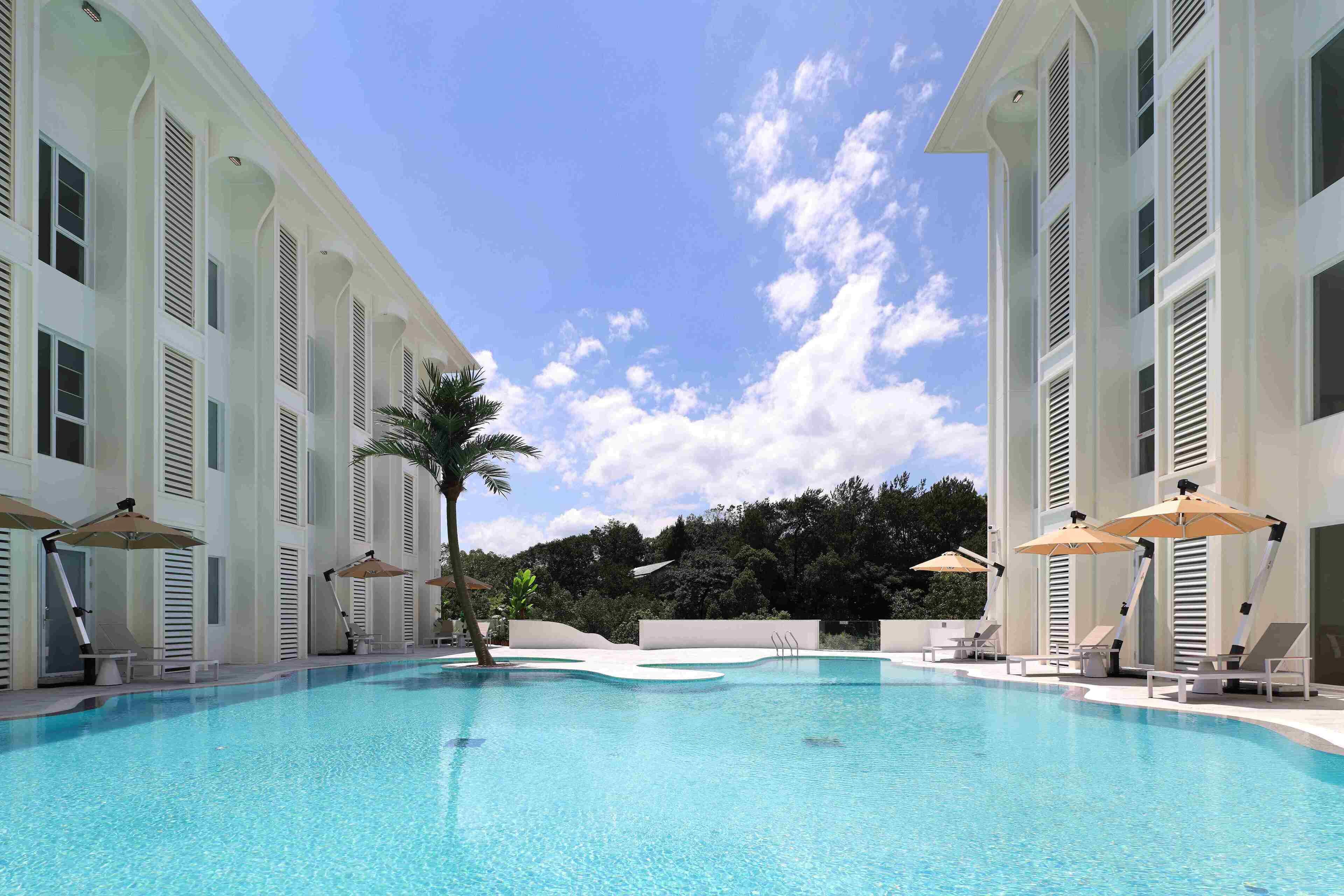 Una piscina al aire libre