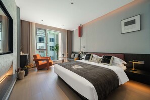 Klassieke tweepersoonskamer, uitzicht op zwembad | Luxe beddengoed, pillowtop-bedden, een laptopwerkplek