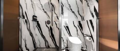 Un baño con pared de mármol, ducha y retrete.