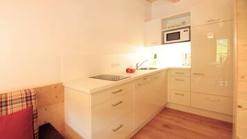 Kühlschrank, Mikrowelle, Geschirrspüler, Kochgeschirr/Geschirr/Besteck