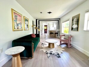 Interior - Artsy Falls Design district 5 mins (Miami)