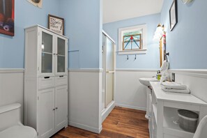 Dusche, Haartrockner, Handtücher, Seife