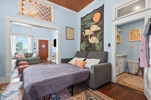 2 bedrooms, desk, internet, bed sheets