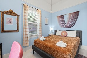 2 bedrooms, desk, Internet, bed sheets